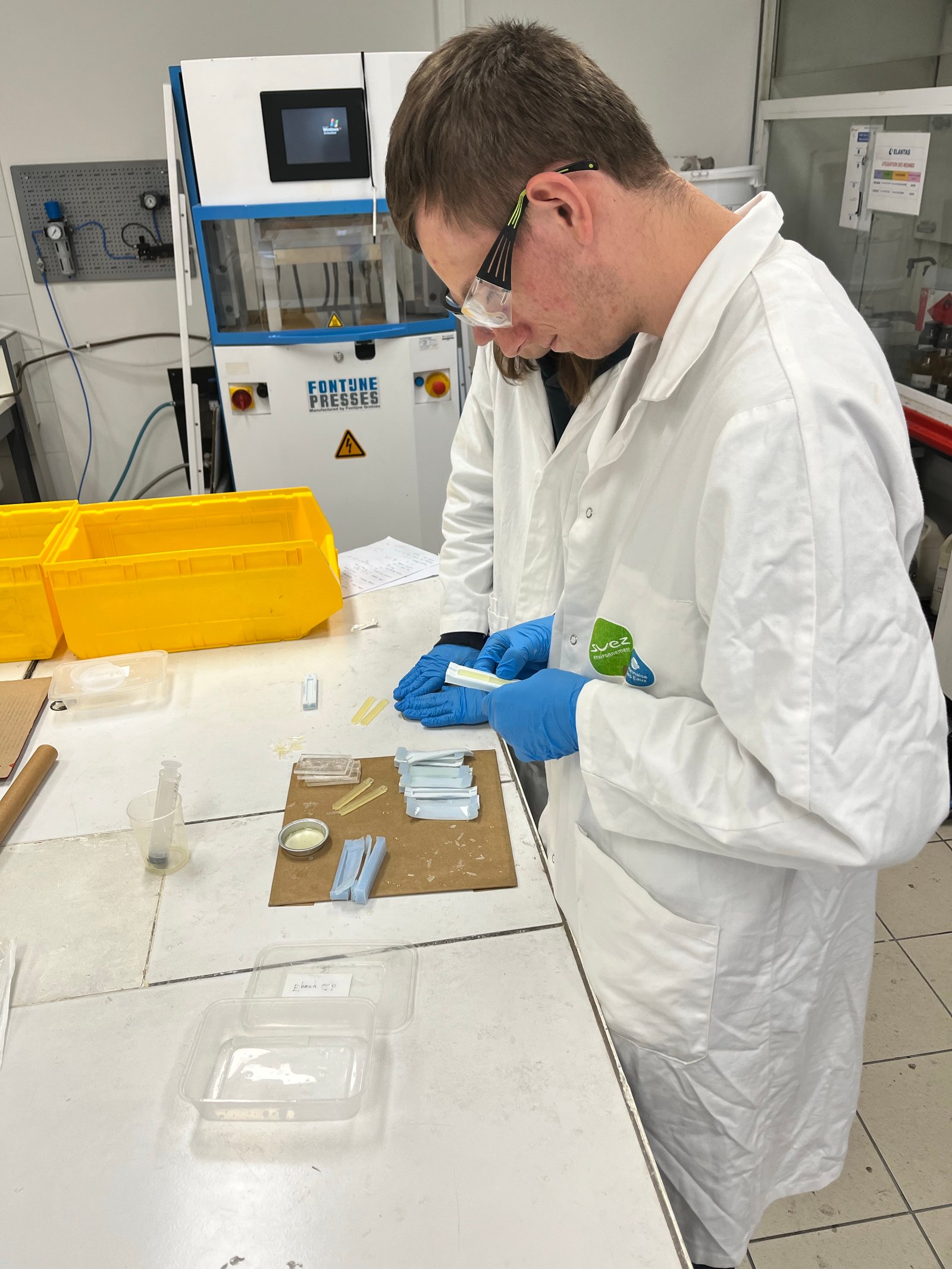 Hugo portant les équipements de protection individuelle en atelier