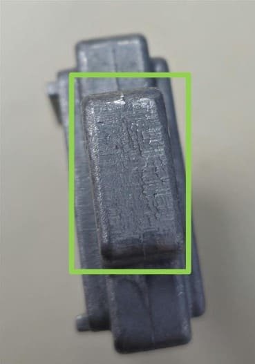 Traces de meulage sur une pièce moulée